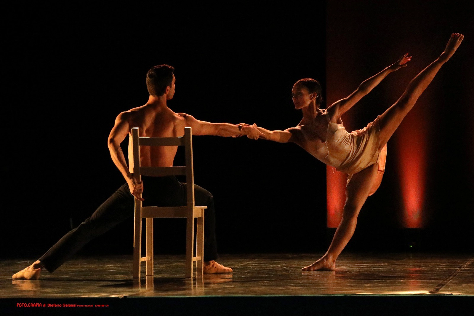 Valentina Pierini e Raffaele Scicchitano in una performance di ballo durante il Festival dei Tramonti del lago Trasimeno.