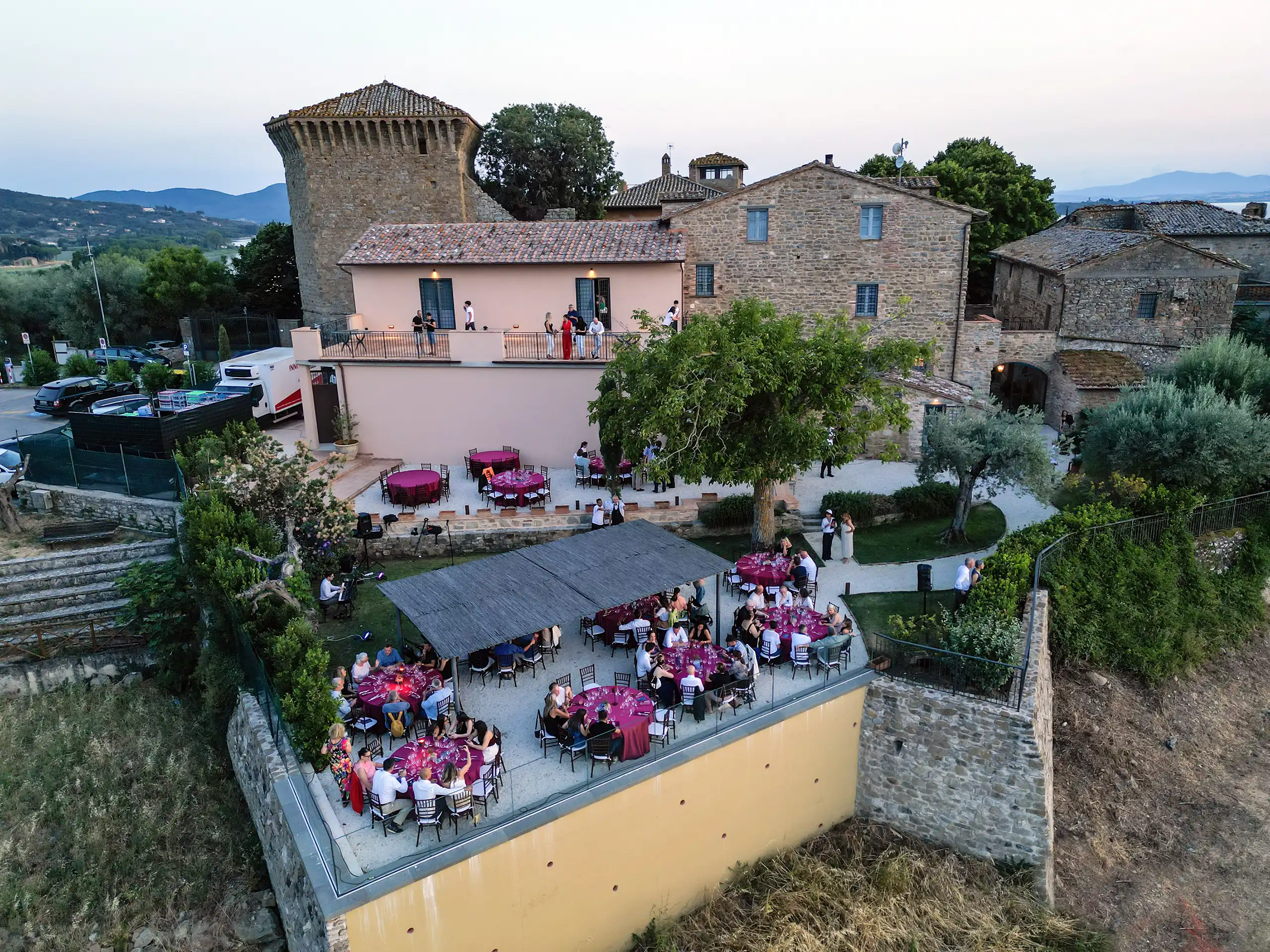 Una vista aerea della Fattoria Luca Palombaro di Monte del Lago, durante una cena organizzata per il Festival dei Tramonti.