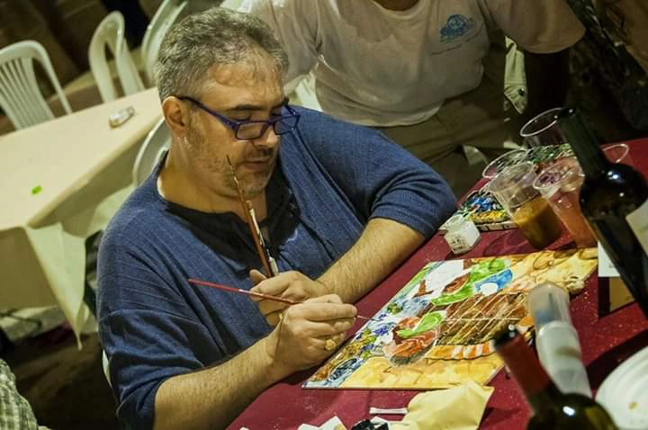 Il poliedrico pitto-scultore Michele Martinelli all'opera.